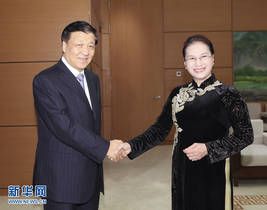 應(yīng)越南共產(chǎn)黨邀請，中共中央政治局常委、中央書記處書記劉云山9月18日至19日對越南進行正式訪問。這是9月19日，劉云山在河內(nèi)會見越南國會主席阮氏金銀。 新華社記者 丁林 攝