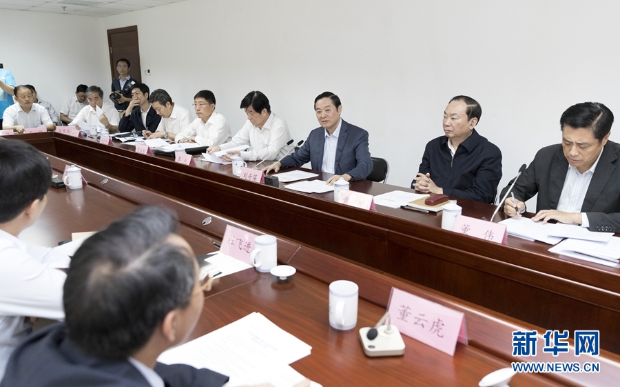 9月22日，中共中央政治局委員、中央書記處書記、中宣部部長(zhǎng)劉奇葆在北京調(diào)研京劇像音像工程情況。這是劉奇葆與有關(guān)方面負(fù)責(zé)同志座談交流。新華社記者 丁海濤 攝