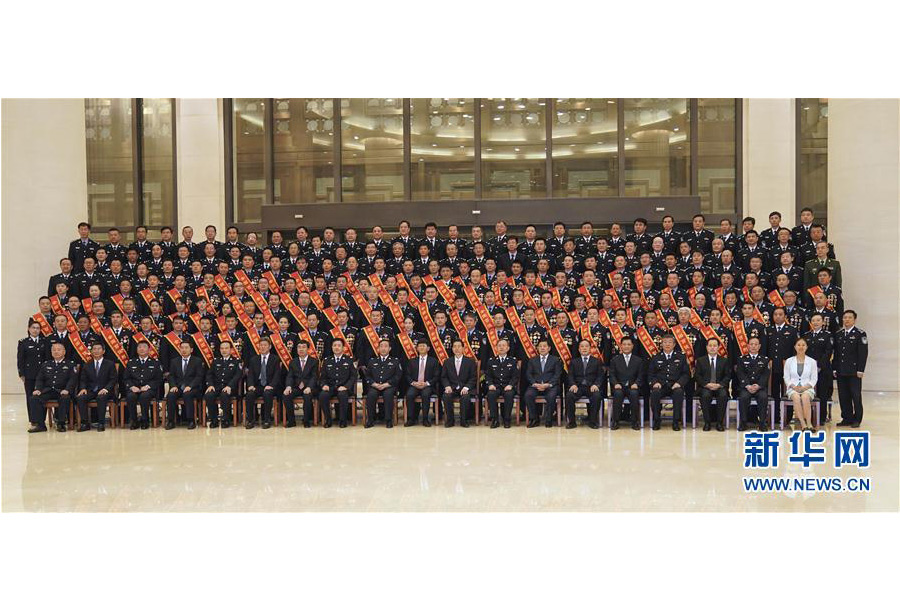 9月22日，“熱血鑄劍·丹心衛(wèi)民”全國公安百佳刑警推選活動(dòng)揭曉儀式在北京舉行。中共中央政治局委員、中央政法委書記孟建柱會見當(dāng)選民警并觀看揭曉儀式。國務(wù)委員、公安部部長郭聲琨參加會見并觀看揭曉儀式。新華社記者 殷剛 攝