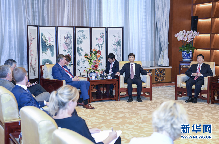 9月26日，中共中央政治局委員、中央政法委書記孟建柱在北京會見來華出席國際刑警組織第86屆全體大會的比利時副首相兼內(nèi)政大臣讓邦。國務委員、公安部部長郭聲琨參加有關會見。新華社記者 張領 攝