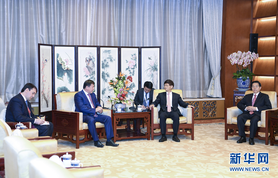 9月26日，中共中央政治局委員、中央政法委書記孟建柱在北京會見來華出席國際刑警組織第86屆全體大會的塔吉克斯坦內(nèi)務部長拉希姆佐達。國務委員、公安部部長郭聲琨參加有關會見。新華社記者 張領 攝