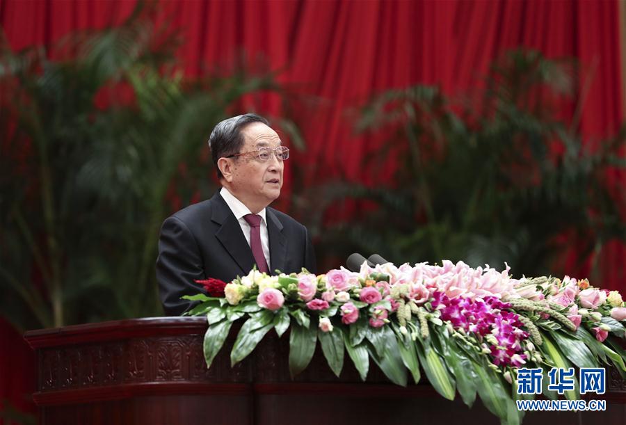 9月28日，全國(guó)政協(xié)辦公廳、中共中央統(tǒng)戰(zhàn)部、國(guó)務(wù)院僑辦、國(guó)務(wù)院港澳辦、國(guó)務(wù)院臺(tái)辦在北京人民大會(huì)堂聯(lián)合舉行國(guó)慶招待會(huì)。中共中央政治局常委、全國(guó)政協(xié)主席俞正聲與2800多名港澳臺(tái)僑各界代表歡聚一堂，慶祝中華人民共和國(guó)成立68周年。這是俞正聲在招待會(huì)上致辭。新華社記者 龐興雷 攝
