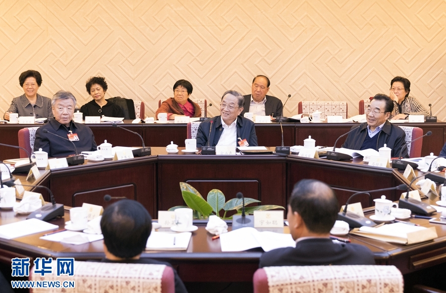 10月30日，政協(xié)第十二屆全國委員會常務(wù)委員會第二十三次會議舉行分組討論，與會人員圍繞深入學(xué)習(xí)貫徹中共十九大精神認(rèn)真討論，積極建言獻(xiàn)策。全國政協(xié)主席俞正聲參加討論。新華社記者 丁海濤 攝