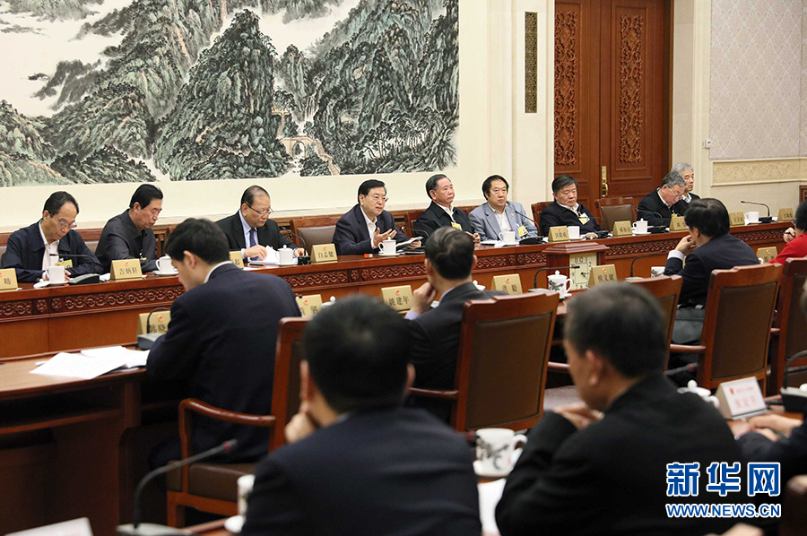12月23日，十二屆全國人大常委會第三十一次會議舉行分組會議，審議監(jiān)察法草案二次審議稿等。張德江委員長參加審議。 新華社記者劉衛(wèi)兵攝