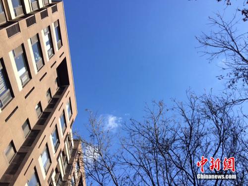 2017年12月7日，北京空氣質(zhì)量較好，圖為北京豐臺(tái)區(qū)某小區(qū)拍到的藍(lán)天。<a target='_blank'  >中新網(wǎng)</a> 邱宇 攝