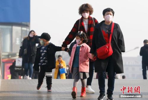 2016年12月19日，北京被霧霾籠罩，民眾戴防霧霾口罩出行。 <a target='_blank' >中新社</a>記者 杜洋 攝