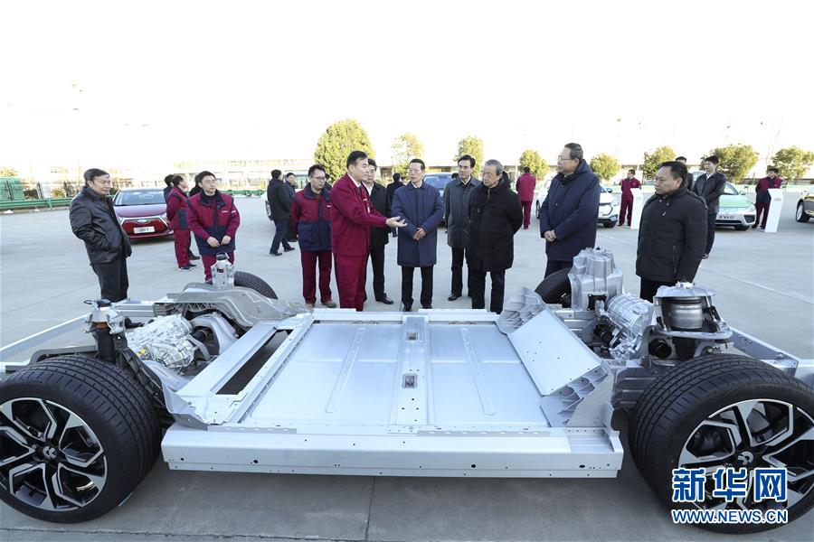 1月9日至10日，國務(wù)院副總理張高麗在安徽調(diào)研推動長江經(jīng)濟(jì)帶發(fā)展工作。這是1月9日，張高麗在江淮汽車股份有限公司了解企業(yè)生產(chǎn)經(jīng)營和參與國際產(chǎn)能合作情況。新華社記者 龐興雷 攝