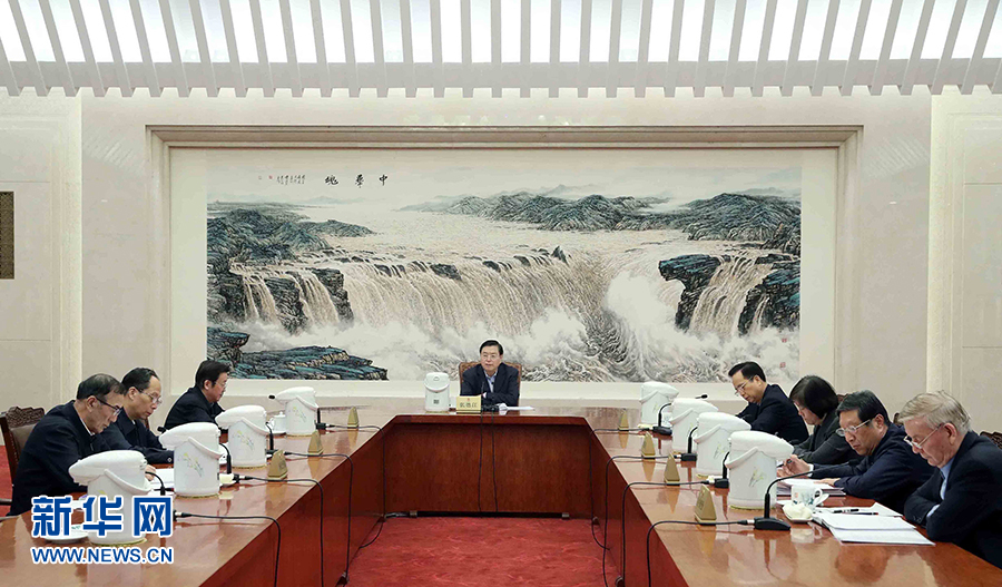 1月16日，中共十二屆全國人大常委會黨組在北京召開會議，認真學習領(lǐng)會習近平總書記在十九屆中央紀委二次全會上的重要講話和全會精神，研究部署貫徹落實工作。全國人大常委會委員長、常委會黨組書記張德江主持會議并講話。新華社記者 劉衛(wèi)兵 攝
