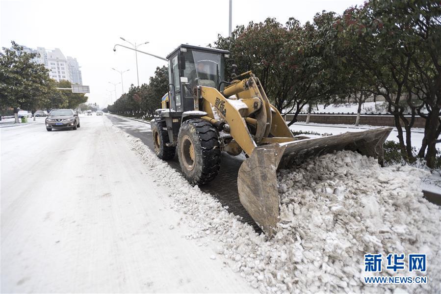 （新華全媒頭條）（9）雨雪冰凍中，他們奮力前行——基層黨員干群抗擊冰雪災(zāi)害紀(jì)實(shí)