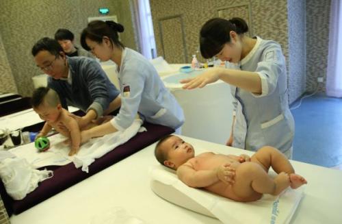 資料圖片：1月30日，母嬰家庭保健師在上海一家月子會所內(nèi)護理嬰兒。新華社記者 裴鑫 攝