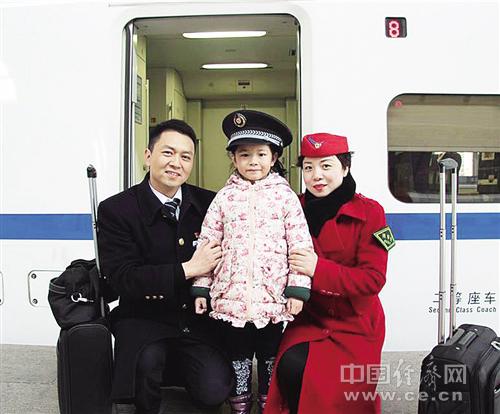 陳剛（左）、肖三英以及女兒陳昱彤的合照。經(jīng)濟(jì)日?qǐng)?bào)-中國(guó)經(jīng)濟(jì)網(wǎng)記者 王軼辰攝
