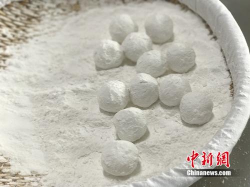 制作元宵時(shí)，首先要將餡料做好，沾上水，再投進(jìn)盛滿糯米粉的笸籮內(nèi)搖。<a target='_blank'  ><p  align=