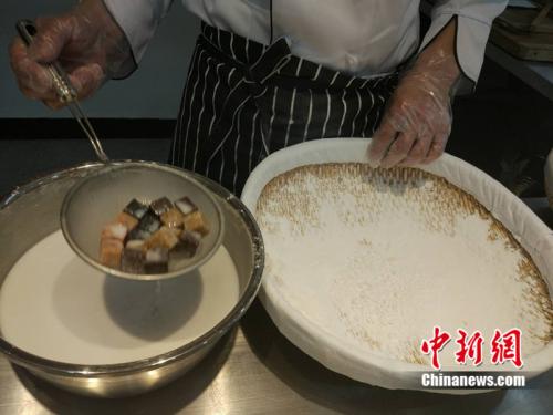 制作元宵時(shí)，首先要將餡料做好，沾上水，再投進(jìn)盛滿糯米粉的笸籮內(nèi)搖。<a target='_blank'  ><p  align=