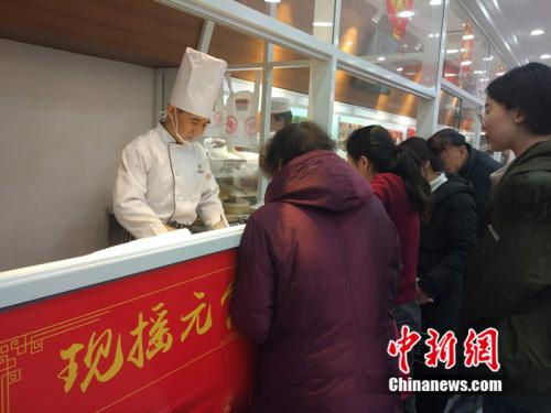 于伯軍的現(xiàn)場(chǎng)展示吸引了不少北京市民圍觀。<a target='_blank'  ><p  align=