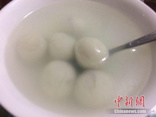 資料圖：湯圓煮制后，表面比元宵光滑，湯水相對(duì)清澈。 <a target='_blank'  ><p  align=