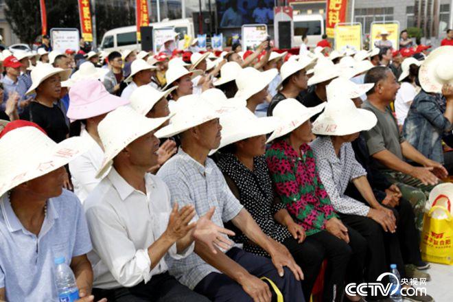 活動現(xiàn)場，農戶們聽講很認真