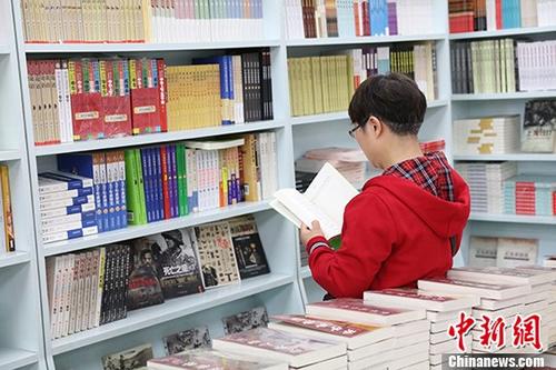 5月9日，一女子在哈爾濱市某書店選購(gòu)圖書。從5月1日至5月4日，全國(guó)32家紙廠宣布漲價(jià)，各紙種漲價(jià)幅度為每噸100元至300元不等。對(duì)此，出版行業(yè)業(yè)內(nèi)人士表示“因?yàn)榧垙垉r(jià)格上漲，直接造成了出版成本的明顯增加，出版行業(yè)只能被迫對(duì)圖書定價(jià)進(jìn)行調(diào)整。”
<a target='_blank' >中新社</a>記者 于琨 攝