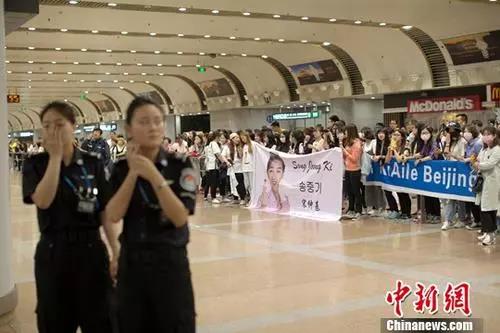資料圖為一名韓國(guó)藝人的“粉絲”在北京首都國(guó)際機(jī)場(chǎng)接機(jī)。<a target='_blank' ><p  align=