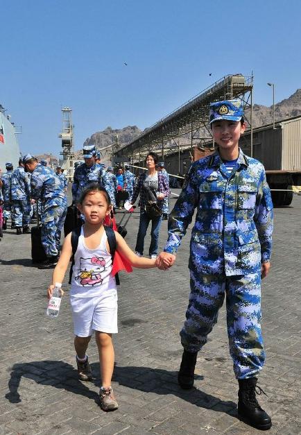2015年3月，也門，海軍女戰(zhàn)士牽著一名小女孩的手準(zhǔn)備登上軍艦。