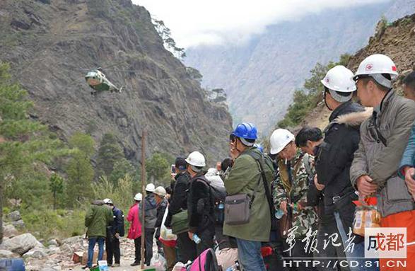 2015年4月，因地震被困尼泊爾的中國公民準(zhǔn)備登機(jī)