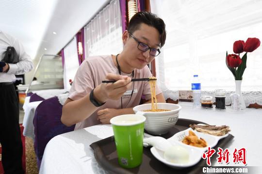 圖為旅客在列車(chē)上享用正宗牛肉面?！钇G敏 攝