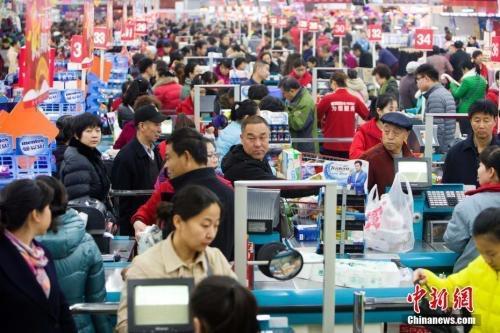 資料圖：民眾購買生活用品。張云 攝