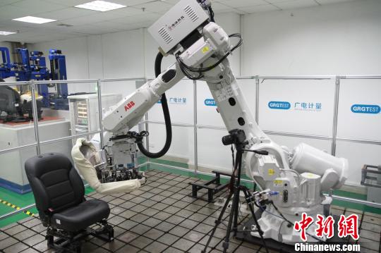 機(jī)器人測試桌椅?！”R育辛 攝