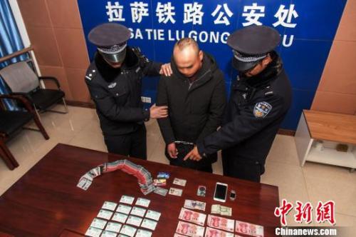資料圖：一犯罪嫌疑人對(duì)拉薩鐵路警方查獲的火車票進(jìn)行指認(rèn)?！『鷤黯?攝