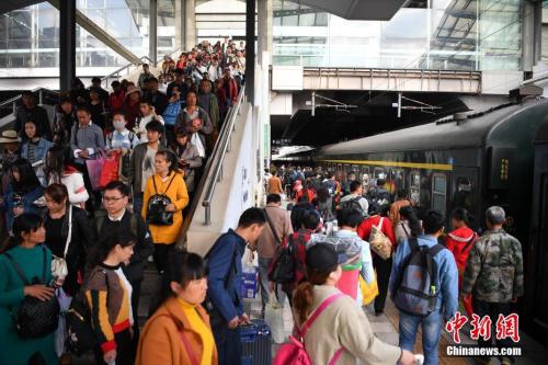資料圖：2018年3月12日，旅客在昆明火車站進(jìn)站乘車。<a target='_blank' ><p  align=