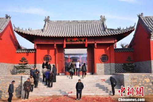 資料圖：元旦小長假期間，威海南海新區(qū)云龍山上舉辦新年廟會?！⒉?攝