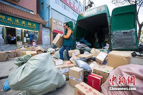 資料圖：物流人員在分揀快遞。<a target='_blank' ><p  align=