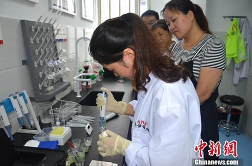 資料圖：工作人員根據(jù)消費(fèi)者要求現(xiàn)場(chǎng)檢驗(yàn)，共筑食品安全。<a target='_blank' ><p  align=