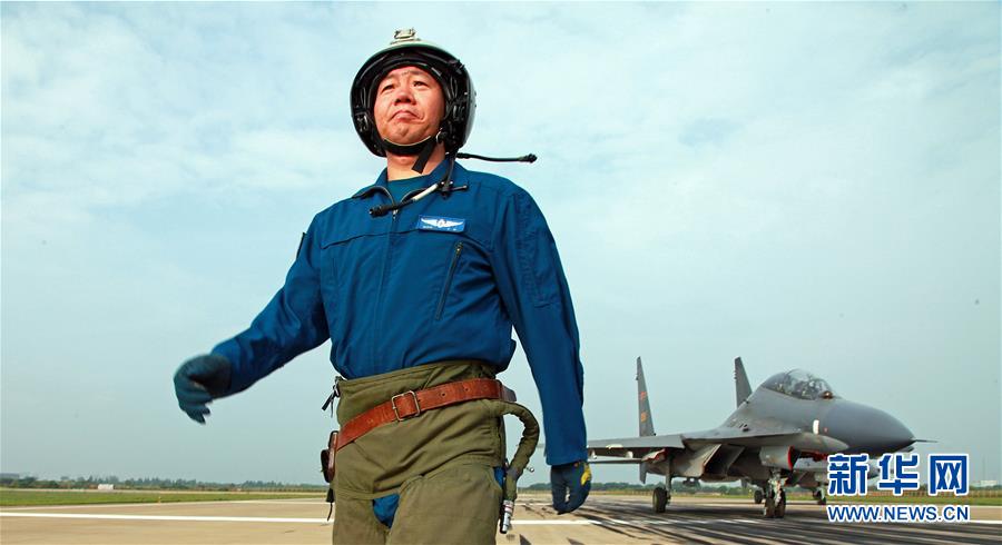 （新華全媒頭條·圖文互動）（1）戰(zhàn)鷹，為祖國奮飛——記空軍航空兵某旅旅長、特級飛行員郝井文