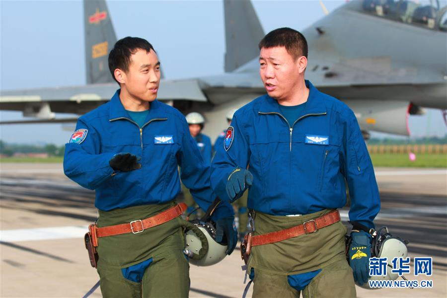 （新華全媒頭條·圖文互動）（3）戰(zhàn)鷹，為祖國奮飛——記空軍航空兵某旅旅長、特級飛行員郝井文