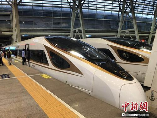 資料圖：復(fù)興號(hào)動(dòng)車組在京津城際鐵路按照時(shí)速350時(shí)速達(dá)速運(yùn)行。冷昊陽 攝