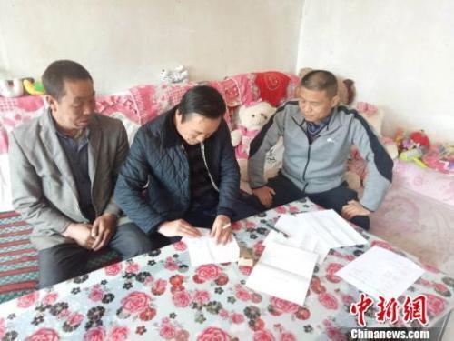 資料圖：圖為扶貧隊(duì)伍進(jìn)貧困戶里，給貧困戶宣講政策?！＄娦?攝