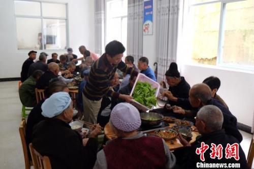 資料圖：社會(huì)福利中心吃飯的老人們。徐學(xué)練 攝。