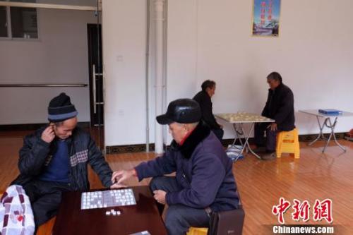 資料圖：老人們?cè)谙缕濉Ｐ鞂W(xué)練 攝。