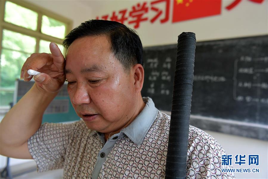 （中國網(wǎng)事·感動2019·圖文互動）（2）鄉(xiāng)村教師高自仁：60多根拐杖，撐起42年教學(xué)路