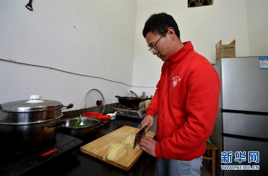 （愛(ài)國(guó)情 奮斗者·圖文互動(dòng)）（4） “解民生之多艱，育天下之英才”——中國(guó)農(nóng)大師生扎根田野書(shū)寫(xiě)奉獻(xiàn)之歌