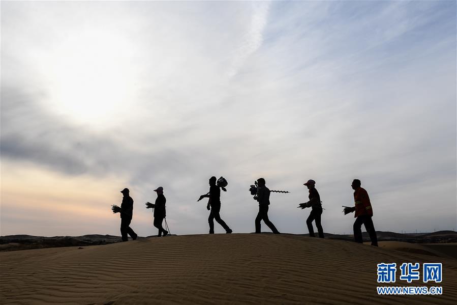 （權威訪談·聚焦中國經(jīng)濟亮點·圖文互動）（11）防治土地荒漠化 推動綠色發(fā)展——專訪國家林業(yè)和草原局副局長劉東生