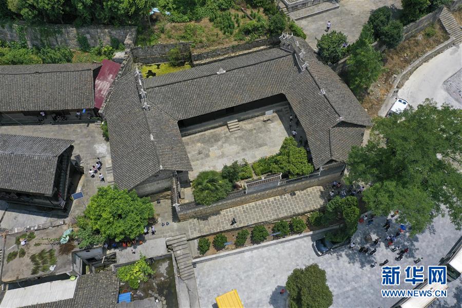 （壯麗70年·奮斗新時代——記者再走長征路·圖文互動）（2）手捧棉被憶紅軍：走了那么多年，我們都念他們的好
