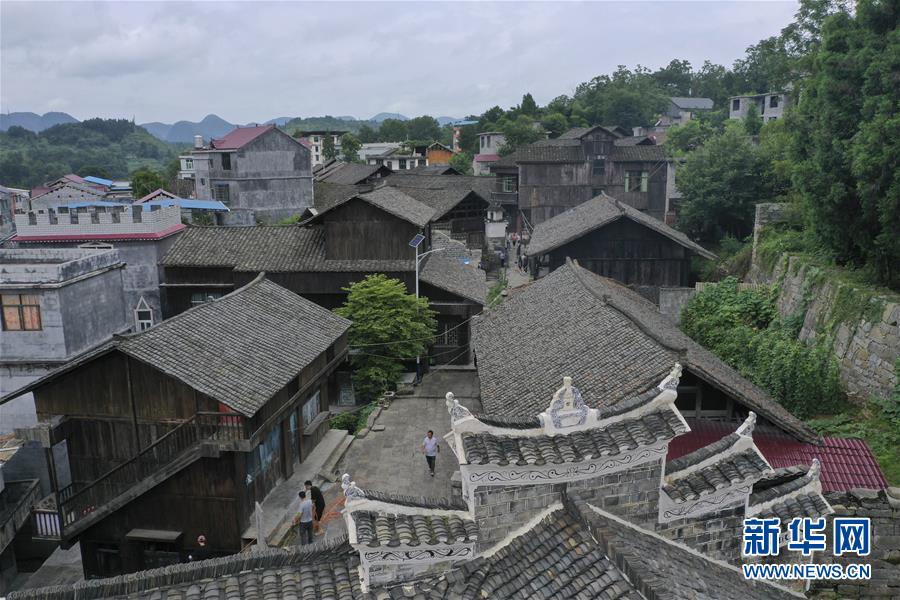 （壯麗70年·奮斗新時代——記者再走長征路·圖文互動）（3）手捧棉被憶紅軍：走了那么多年，我們都念他們的好