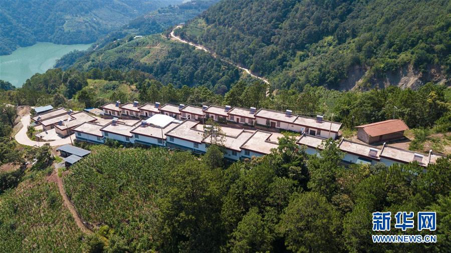 （在習近平新時代中國特色社會主義思想指引下——新時代新作為新篇章·總書記關(guān)心的百姓身邊事·圖文互動）（1）“四好農(nóng)村路”：通向幸福，通向遠方