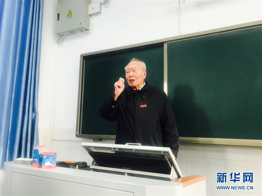 （新華全媒頭條·圖文互動(dòng)）（1）滄海橫流 信仰彌堅(jiān)——記共產(chǎn)黨員、湘潭大學(xué)九旬教授滄南