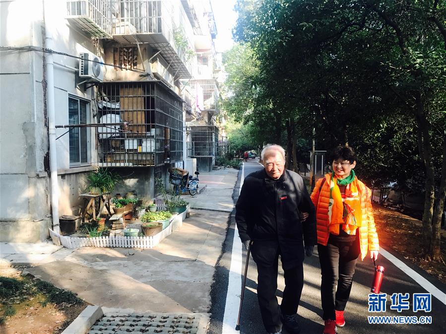 （新華全媒頭條·圖文互動(dòng)）（8）滄海橫流 信仰彌堅(jiān)——記共產(chǎn)黨員、湘潭大學(xué)九旬教授滄南