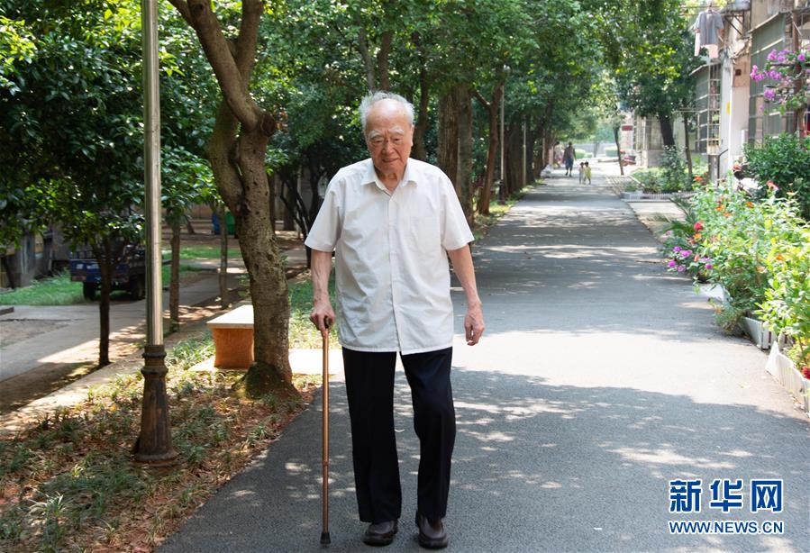 （新華全媒頭條·圖文互動(dòng)）（9）滄海橫流 信仰彌堅(jiān)——記共產(chǎn)黨員、湘潭大學(xué)九旬教授滄南