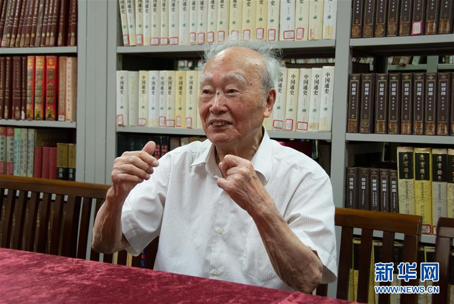 （新華全媒頭條·圖文互動(dòng)）（5）滄海橫流 信仰彌堅(jiān)——記共產(chǎn)黨員、湘潭大學(xué)九旬教授滄南