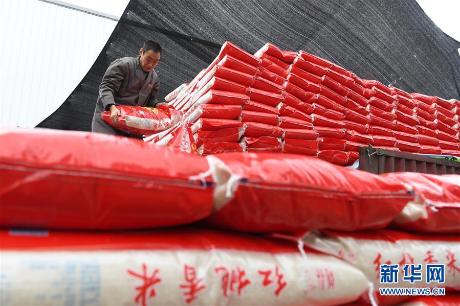 （在習(xí)近平新時(shí)代中國(guó)特色社會(huì)主義思想指引下——新時(shí)代新作為新篇章·總書記關(guān)切高質(zhì)量發(fā)展·圖文互動(dòng)）（4）穩(wěn)住“一頭豬”、供好“一袋米”、配好“一籃菜