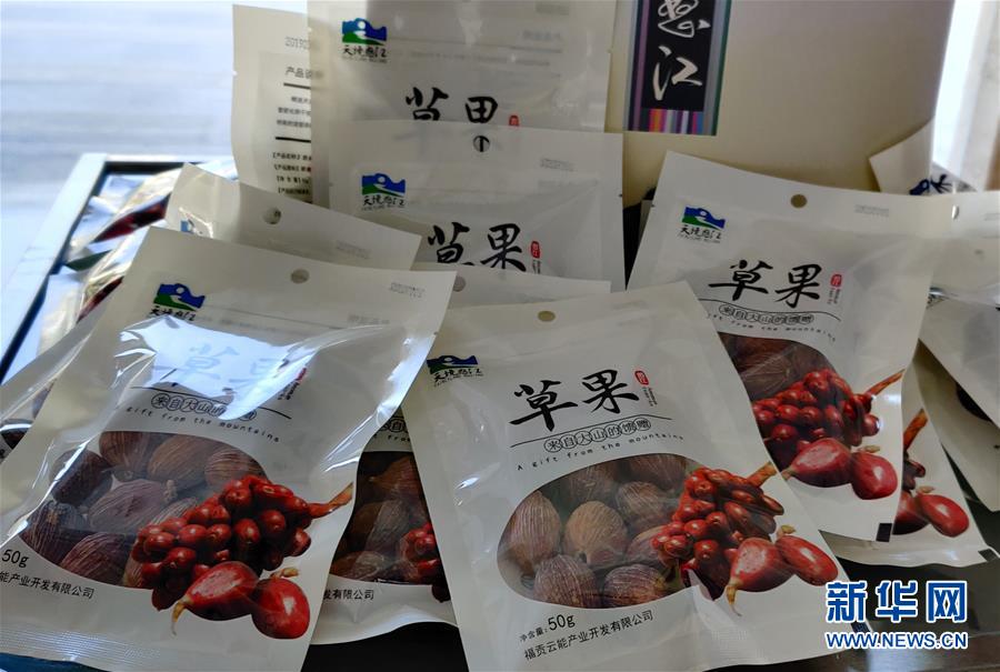 （在習近平新時代中國特色社會主義思想指引下——新時代新作為新篇章·總書記關切脫貧事·決勝貧困·圖文互動）（3）讓一方水土“富養(yǎng)”一方人——扶貧特色產業(yè)惠及千家萬戶